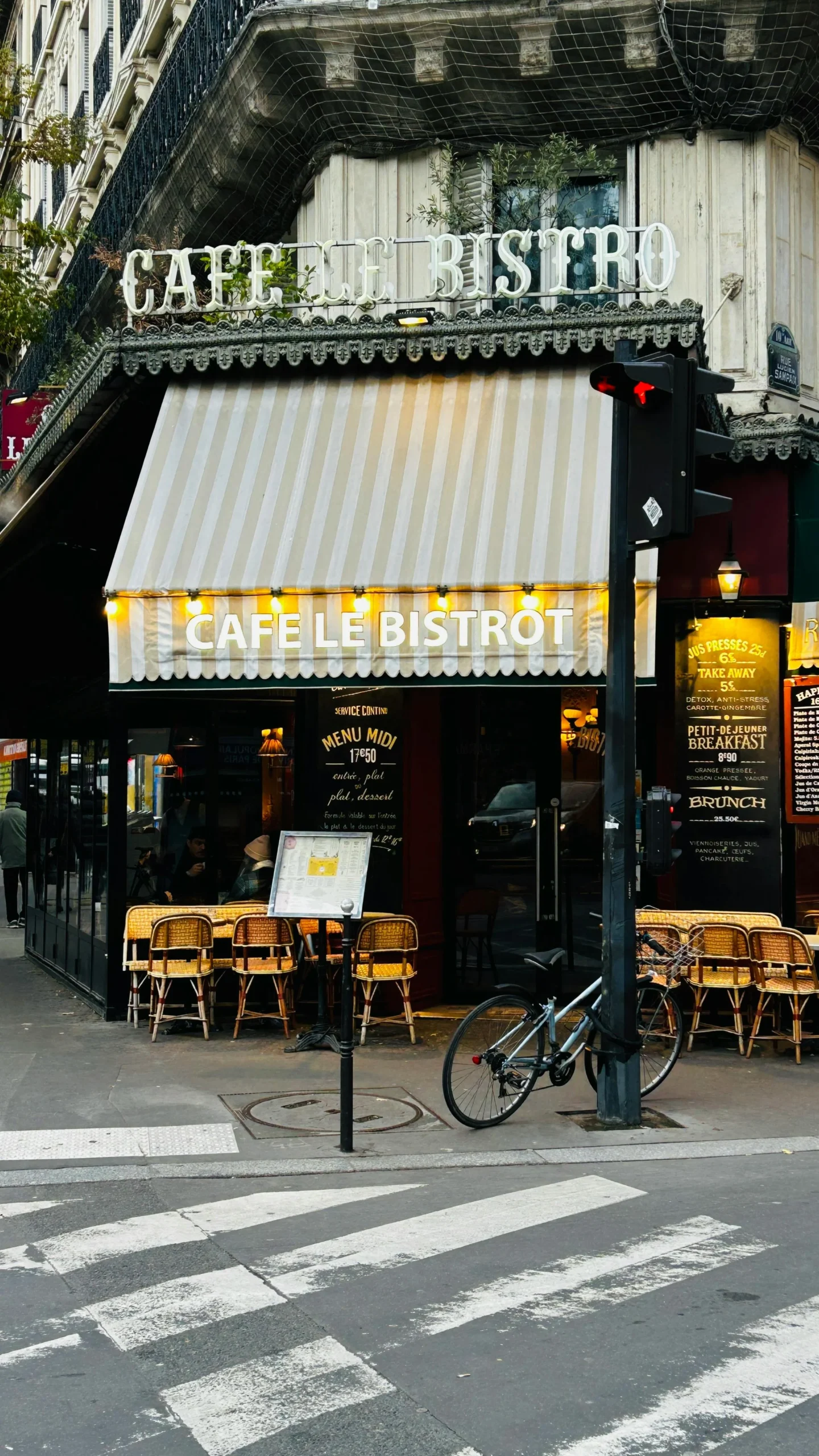 Văn Hóa Cà Phê Pháp – Thanh Lịch Và Lãng Mạn trong quán cafe ngoài trời tại Pháp