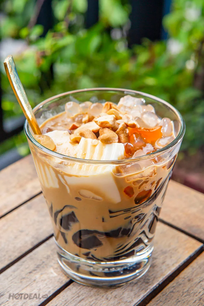 Hình ảnh chè khúc bạch cà phê 2026 với khúc bạch mềm mịn, hương cà phê thơm đậm, topping hạnh nhân và trái cây hấp dẫn.