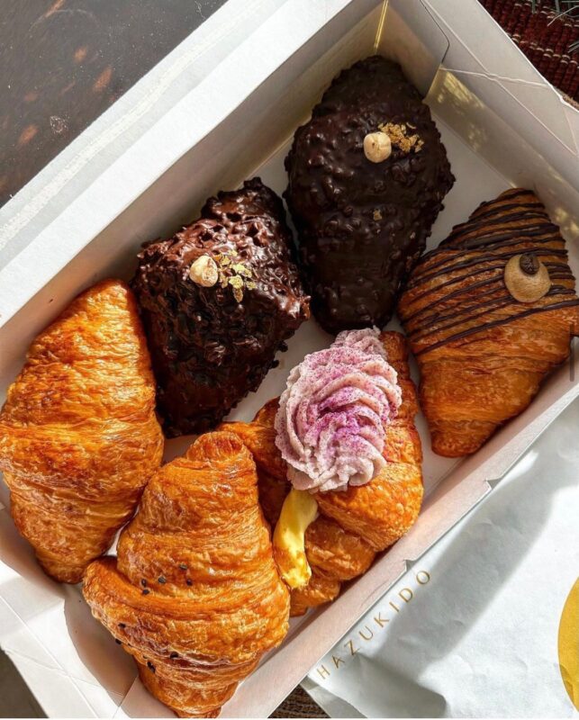 Thưởng thức Bánh Croissant Cuộn Kem Cà Phê Muối tại DIKEDO Coffee với lớp vỏ giòn xốp, nhân kem cà phê muối béo mịn và hương vị hấp dẫn khó quên.