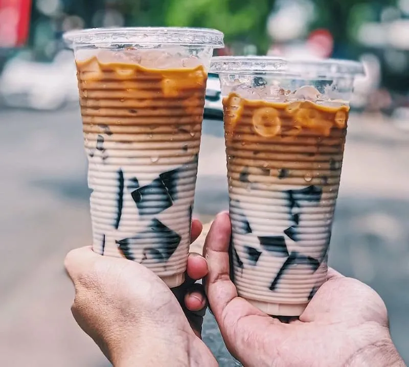 Ly thạch sương sáo rưới cà phê sữa Dikedo thơm béo, mát lạnh và hấp dẫn.