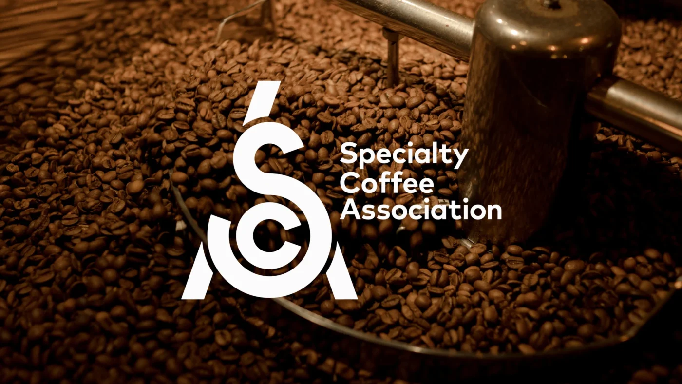 Máy rang xay cà phê ở giữa có logo Specialty Coffee Association