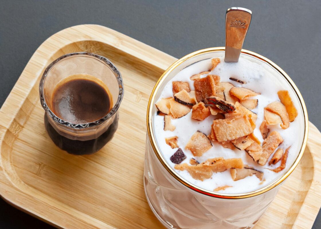 Thưởng thức Sữa Chua Dẻo Cà Phê Cốt Dừa với hương vị độc đáo từ sữa chua dẻo, cà phê nguyên chất và cốt dừa béo ngậy. Món ăn vặt giải nhiệt được yêu thích trong mùa hè.