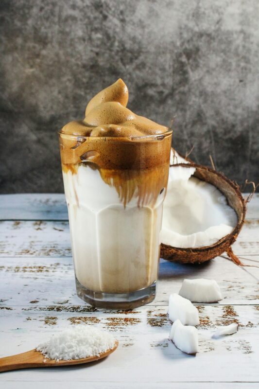 Khám phá Sữa Chua Dẻo Cà Phê Cốt Dừa tại DIKEDO Coffee – sự kết hợp hoàn hảo giữa sữa chua dẻo mịn, cà phê đậm đà và cốt dừa béo ngậy. Trend ăn vặt mùa hè không thể bỏ lỡ.