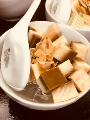 Hình ảnh chè khúc bạch cà phê 2026 với khúc bạch mềm mịn, hương cà phê thơm đậm, topping hạnh nhân và trái cây hấp dẫn.