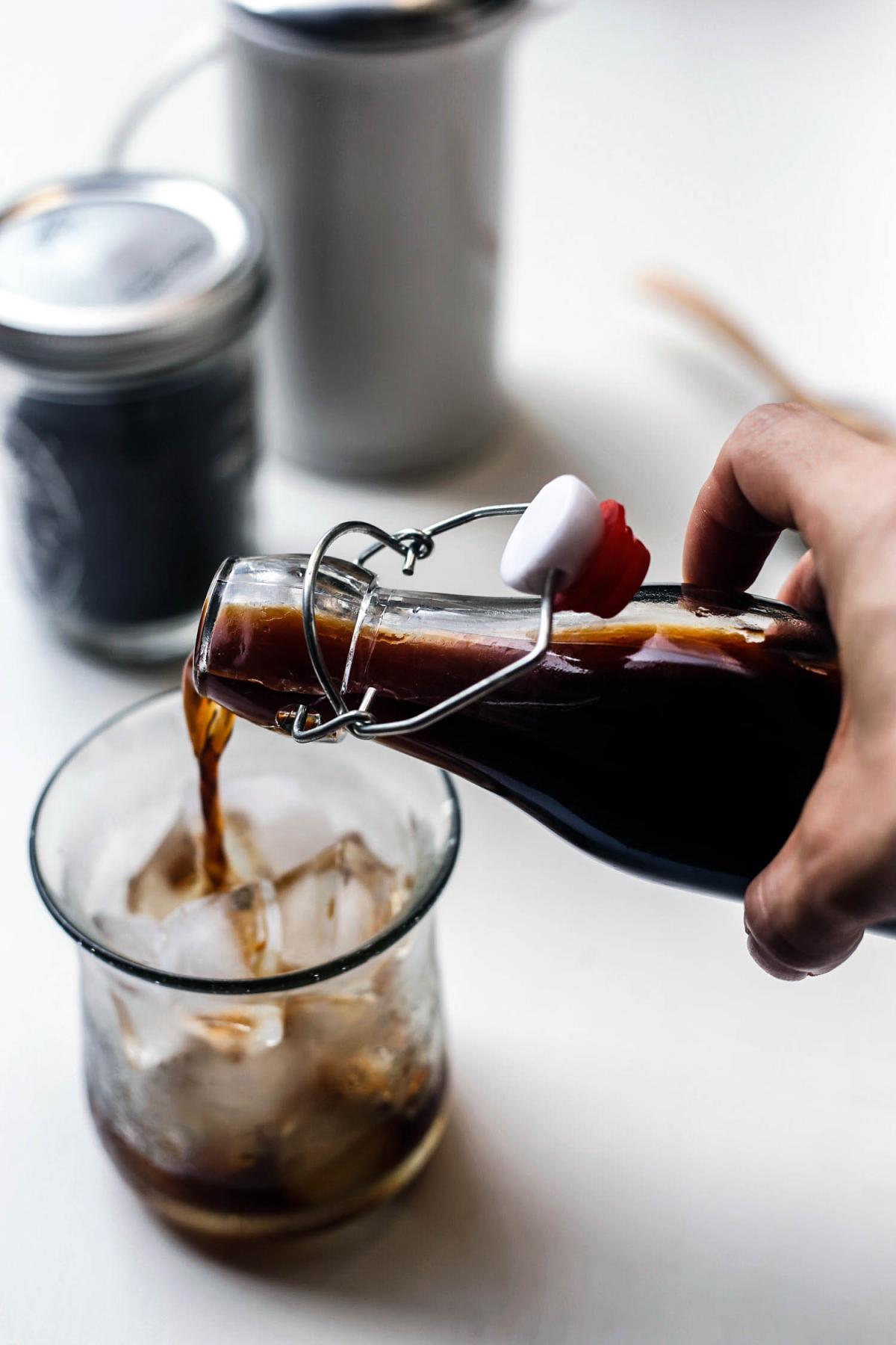 Rót sữa tươi vào ly Cold Brew