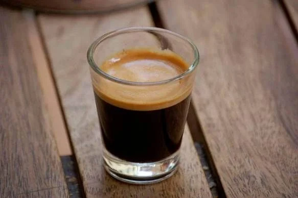 Ly cà phê nguyên chất với lớp crema tự nhiên